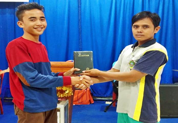 Cristãos na Indonésia revezam a Bíblia por falta de exemplares