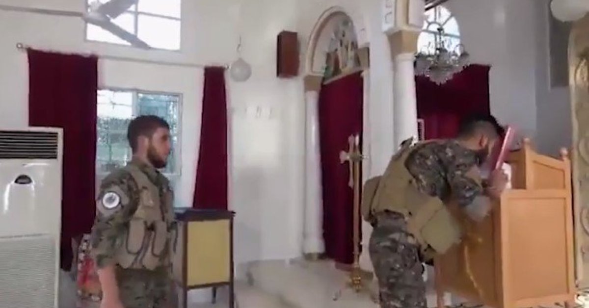 Cristãos sírios oram e beijam a Bíblia antes de batalha contra a Turquia